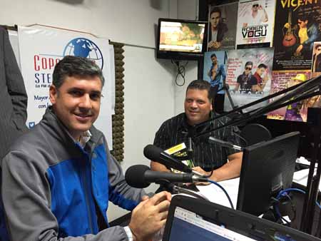 Edil Alfredo Jimeno, concejal en el municipio Chacao y el periodista Emilio Materán, durante el programa radial Almorzando con Emilio