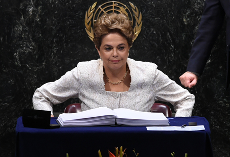La presidenta Dilma Rousseff afirmó ayer en la ONU que el pueblo brasileño impedirá "retroceso" democrático en BrasilAFP / Jewel Samad