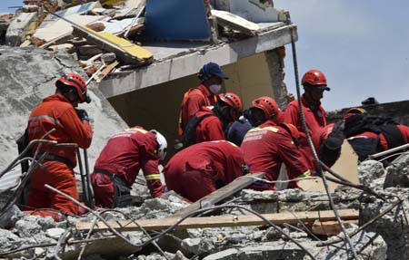 O  Los bomberos continúan trabajando. Hace casi 15 horas que esperan rescatar a un sobreviviente en las ruinas de un hotel en Portovello. Cuanto más tiempo pasa, más se pierde la esperanza.
AFP / LUIS ACOSTA