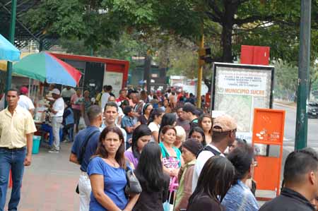 Las colas a las afueras de la estación Miranda del Metro de Caracas son enormes