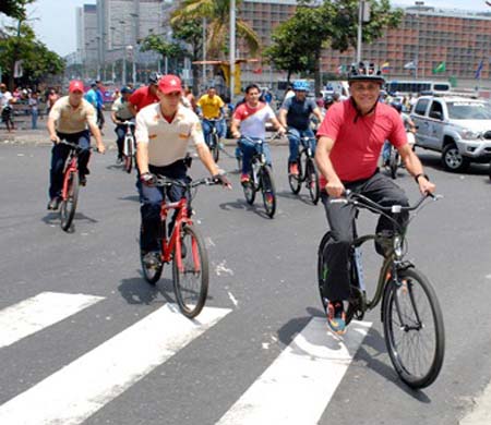 El alcalde de Caracas se montó en su bicicleta y demostró que sí se puede andar en la ciudad a puro pedal