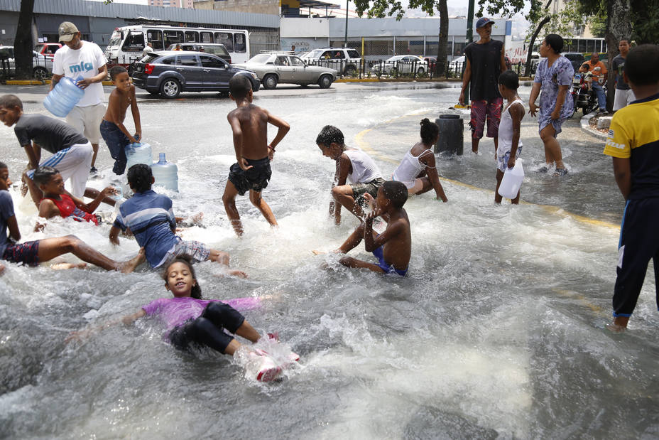 Una Tuberia de HidroCapital quedó abierta por error en la Avenida Andrés Bello lo que produjo que los vecinos vinieron a recolectar agua y disfrutar de un baño en medio de la calle aprovechando el agua limpia.
Fotos Gabriela Pulido
Ccs 01 de abril  2016