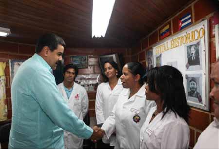El Presidente compartió con médicos de la Misión Barrio Adentro en el barrio 23 de EneroFoto @PresidencialVen