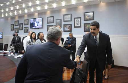 El mandatario venezolano Nicolás Maduro, saluda a representantes de Cuba en el salón Néstor Kirchner, del Palacio de Miraflores