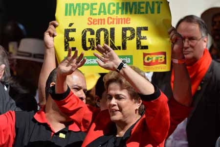 Dilma Rousseff, una exguerrillera de 68 años que fue reelecta hace un año y medio, asegura que es víctima de un intento de golpe de Estado.AFP / NELSON ALMEIDA