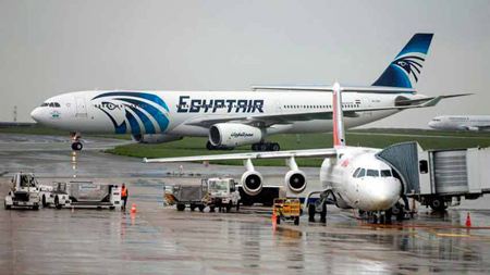 Aviones especiales realizar batidas en torno a la zona donde se cree que pudo precipitarse el A320 de Egyptair en el mar, entre el sur de la isla de Creta y las costas de Egipto.