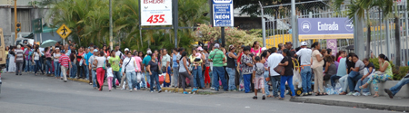 Las colas son el pan de cada día para los venezolanos por estas fechas