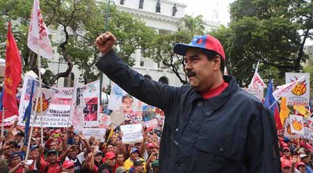 Maduro aseguró que lo atacan para destruir el poder del pueblo y poner un gobierno de la oligarquía, "liderado por Henry Ramos Allup o Henrique Capriles, todos caimanes del mismo pozo".