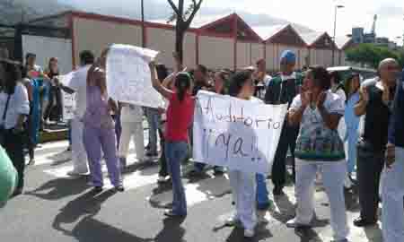Personal administrativo y médicos protestan por falta de insumos y por hechos irregulares