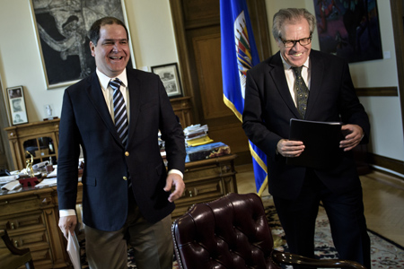 Sonriesen tras e encuentro de este jueves, el diputado opositor venezolano Luis Florido (izq) y el secretario general de la OEA, el diplomático uruguayo Luis Almagro.
AFP / BRENDAN SMIALOSWKI