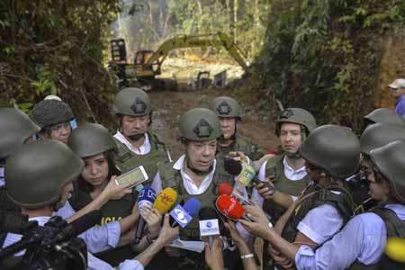 El presidente de Colombia, Juan Manuel Santos, dijo en El Chocó, que la periodista española Salud Hernández, está con la guerrilla del ELN "por su propia voluntad”.AFP / HEFRAIN HERRERA