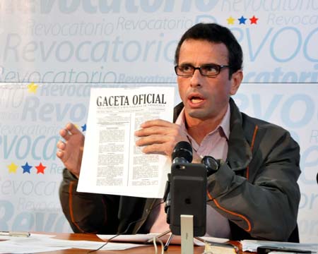 "Todos los actos que consideramos que son nulos al violentar la Constitución (...) por este decreto no los atendamos", señaló Henrique Capriles.AFP / JUAN BARRETO