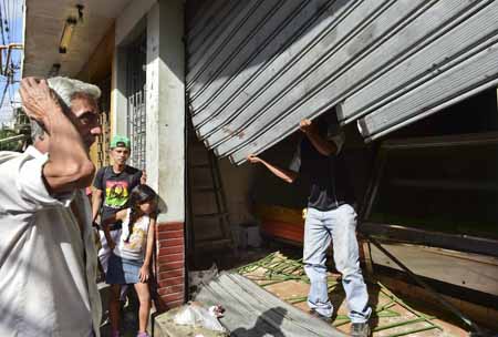Los comerciantes de Petare resultaron severamente afectados por la violencia del juevesAFP / Ronaldo Schemidt