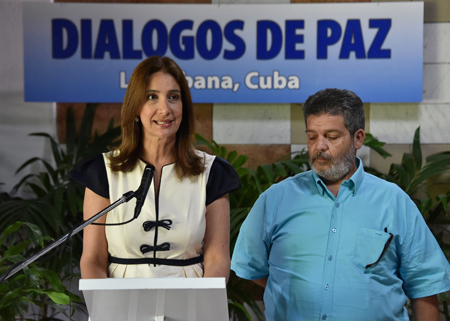 La vocera de la delegación del gobierno de Colombia para los diálogos de paz en La Habana, Cuba, Marcela Durán, habla el miércoles 22 junto al jefe guerrillero Marcos Calarca.
AFP / ADALBERTO ROQUE