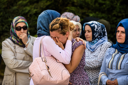 Escenas de dolor se vivieron durante los actos de inhumación de las víctimas del triple atentado terrorista de la noche del martes en Estambul.AFP / OZAN KOSE