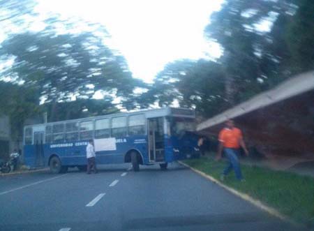 Los trabajadores cerraron los accesos internos de la Universidad desde tempranas horas
Foto: Twitter @MayVenezolana