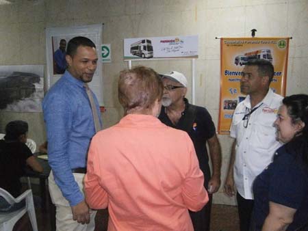 El concejal Rada –a la izq- conversando con Gilbert Barillas y otros prestadores de servicios de turismo local