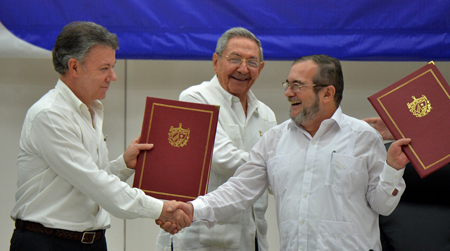 El acuerdo alcanzado corona tres años y medio de negociaciones en La Habana con una agenda previamente acordada de seis puntos, y aún cuando restan asuntos por consensuar, el cese al fuego y la dejación de las amas, parecía el más difícil.AFP / ADALBERTO ROQUE