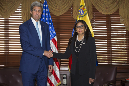 El Secretario de Estado John Kerry le estrecha la mano a la canciller venezolana Delcy Rodríguez, previo a la reunión que los representantes diplomáticos de Washington y Caracas sostuvieron este martes en Santo Domingo.
AFP / EVAN VUCCI