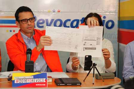 Capriles denunció que el CNE invalidó firmas que estaban en planillas que tenían errores ortográficos