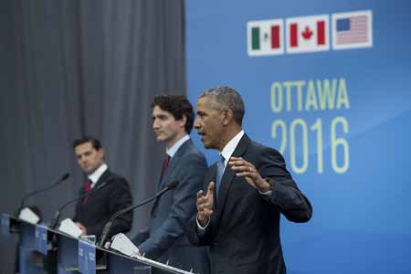 Al lado del primer ministro canadiense, Justin Trudeau y del presidente mexicano, Enrique Peña Nieto, el mandatario estadounidense Barack Obama, advirtió un "empeoramiento" de la situación de los venezolanos.AFP /