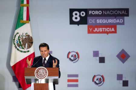 El presidente mexicano Enrique Peña Nieto habla ante el 8vo Foro Nacional de Seguridad y Justicia en la Ciudad de México, el martes 7 de junio de 2016. Ese mismo día, el organismo activista Open Society Justice Initiative dio a conocer sus denuncias.  AP / REBECCA BLACKWELL