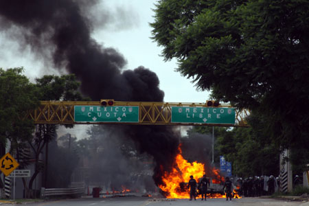 La manifestación llegó al Zócalo en medio de llamados de no caer en la violencia, aunque una docena de encapuchados, que avanzaba al margen de la movilización, incendiaron un vehículo, y lanzaron piedras y petardos contra policías.
AFP / PATRICIA CASTELLANOS