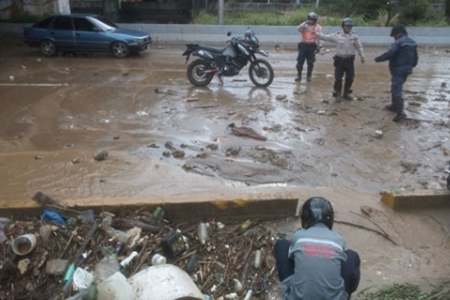 Paramédicos del Ministerio de Transporte y Obras Públicas (Mpptop) estuvieron trabajando en el sitio. (foto vía Twitter)