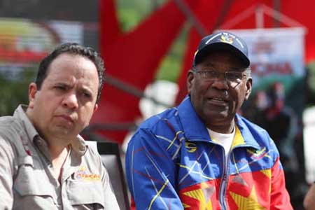 El vicepresidente Aristóbiulo Istúriz y el ministro de Alimentación, Rodolfo Marco Torres, durante el acto de respaldo a los CLAP en Miraflores.
PRENSA PRESIDENCIAL