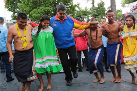 El presidente Maduro bailó una danza indígenas a las afueras del Palacio de Miraflores.PRENSA PRESIDENCIAL
