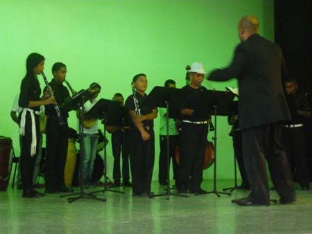 En ocasión de cierre del año escolar 2015-2016 los estudiantes del CFC Armando Reverón del MPPC y la Escuela de Música Víctor Sosa presentaron ante la comunidad el resultado de los conocimientos adquiridos en este período…