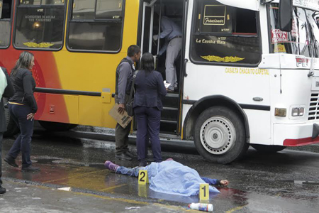 El jueves, un delincuente encontró la muerte al subirse a atracar una unidad de transporte en la avenida Andrés Bello de CaracasFoto LV