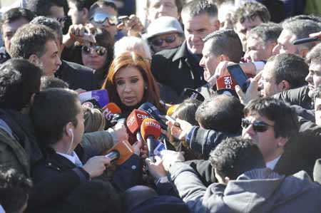 A Cristina Fernández de Kirchner la rodeaban eufóricos activistas con banderas y tamboriles, como en su primera declaración judicial el 13 de abril.AFP / JOSE ROMERO