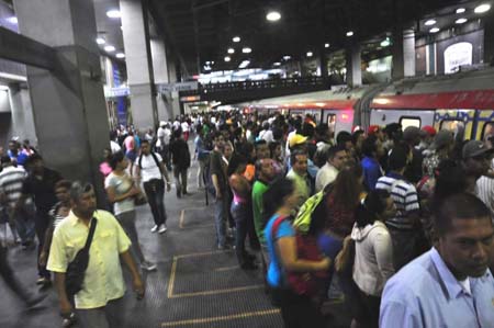 Los usuarios reportaron que la falla del tren produjo más de una hora de retraso en el subterráneo