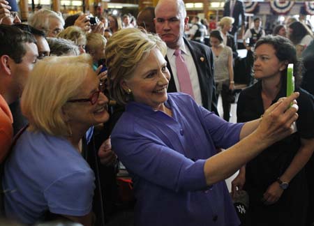La candidata demócrata aHillary Rodham Clinton, se toma un selfie con admiradoras, durante su visita a un museo de Cincinnati.AFP / JOHN SOMMERS II