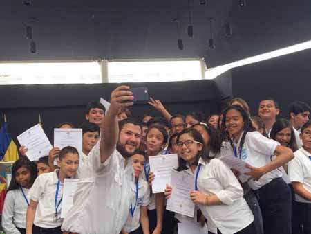 El alcalde disfrutó el momento con los jovencitos