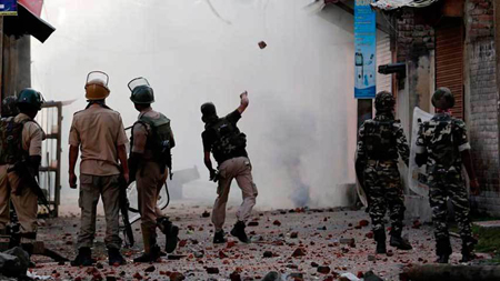 Cachemira india registró ayer 70 casos de lanzamientos de piedras y varios ataques a comisarías