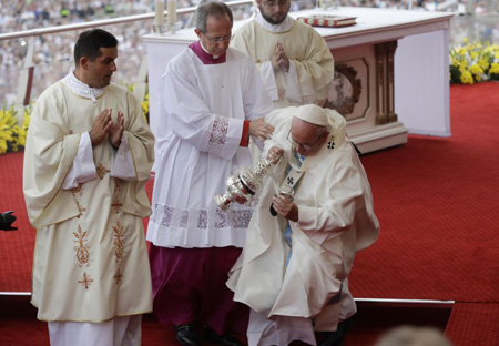 El papa Francisco en el momento de tropezarse cuando celebraba misa en Czestochowa, Polonia el 28 de julio del 2016.AP / GREGORIO BORGIA