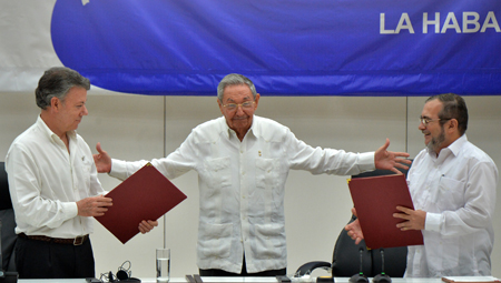 El presidente de Colombia, Juan Manuel Santos (I) el mandatario cubano, Raúl Castro (C) y el líder negociador de las FARC, Timoleón Jiménez alias " Timochenko" (D) durante la firma de cese al fuego el 23 de junio de 2016 en La HabanaAFP / ARCHIVOZ / ADALBERTO ROQUE