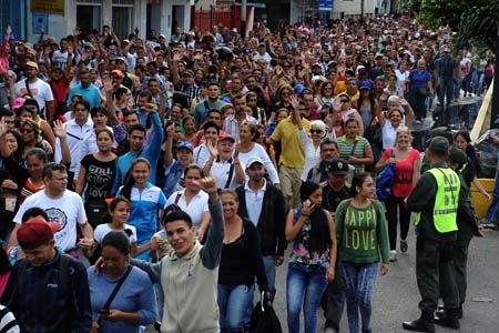 Cruzaron la frontera personas de todas las edades, algunos de ellos con bolsos para traer arroz, harina, azúcar, aceite, mayonesa, papel higiénico y otros artículos de uso personal que no se encuentran en Venezuela.AFP / GEORGE CASTELLANOS