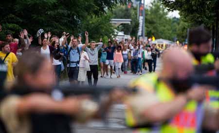 Al menos nueve personas murieron el viernes en un tiroteo en un centro comercial en Múnich (sur de Alemania), según un nuevo balance de la policía."Tristes noticias: el número de muertos ha ascendido a ocho", dijo la policía de Múnich en Twitter. Los presuntos autores del tiroteo están siendo buscados, añadió.