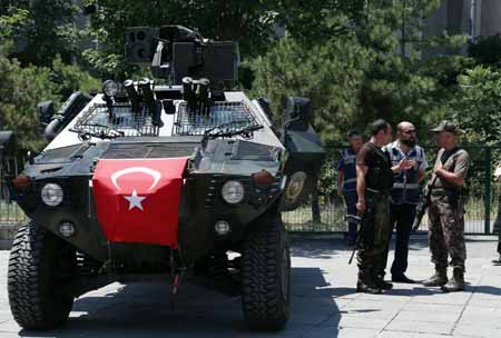 Agentes de seguridad turcos montan guardia en el exterior de un tribunal donde los fiscales interrogan a 27 generales, entre ellos un ex comandante suspendido de la Fuerza Aérea que se presume fue el orquestador del fallido golpe de Estado, de acuerdo con la agencia estatal de noticias Anadolu.
AP / BURHAN OZBILICI