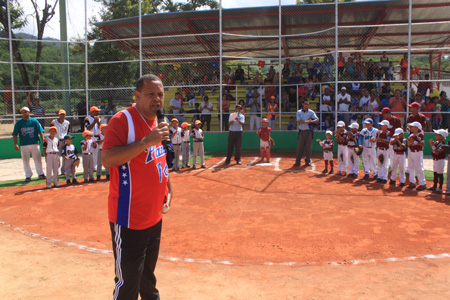 El alcalde Rodolfo Sanz encabezó la inauguración del complejo deportivo