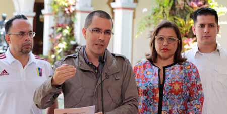 Jorge Arreaza declaró en compañía del ministro de Educación, Rodulfo Pérez.CORTESIA AVN