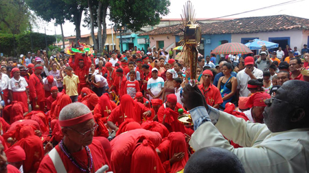 Profesores denuncia la expresa violación de los estatutos de la Cofradía del Santísimo Sacramento o Diablos de Yare, en su artículo 5.
CORTESIA