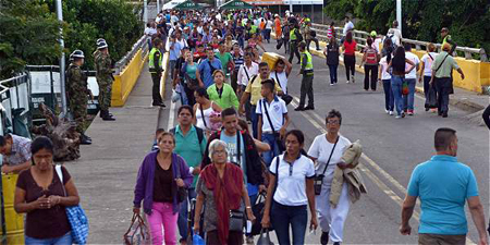 El drama agridulce en la frontera, con el paso de miles de venezolanos que buscan wn Cúcuta, Colombia, respuesta a sus necesidades de alimentos y medicinas.