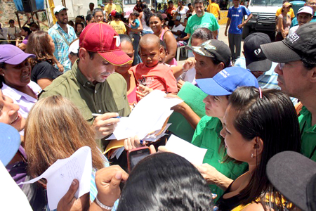 El gobernador Capriles recibió decenas de solicitudes vecinales