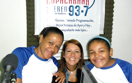 En la gráfica la conductora de Alternando, periodista Yezair Silva, junto a la también comunicadora social Janeth Solórzano y la pequeña Jeanna Hernández