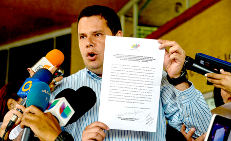 "Aquí tenemos el reconocimiento del sacrificio, del esfuerzo del pueblo venezolano", declaró Juan Carlos Caldera, representante de la MUD ante el CNE, mostrando la constancia en la sede del organismo.