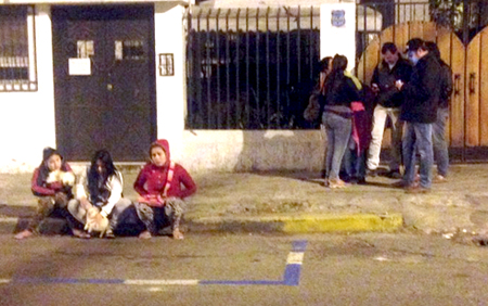Residentes de la periferia de la capital ecuatoriana, comentan las incidentes del movimiento telúrico.